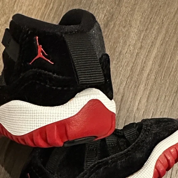 Nike Jordan 11 Retro Kids Black and Red Sneakers - Picture 4 of 6